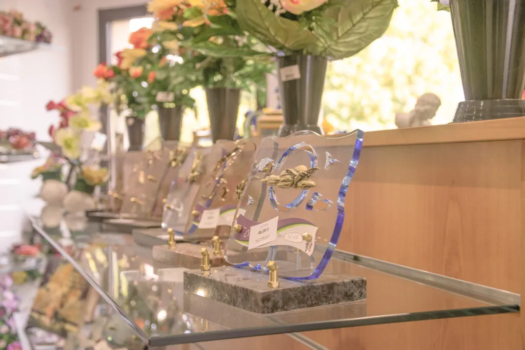 Plaques funéraires personnalisées et articles de souvenir exposés en magasin