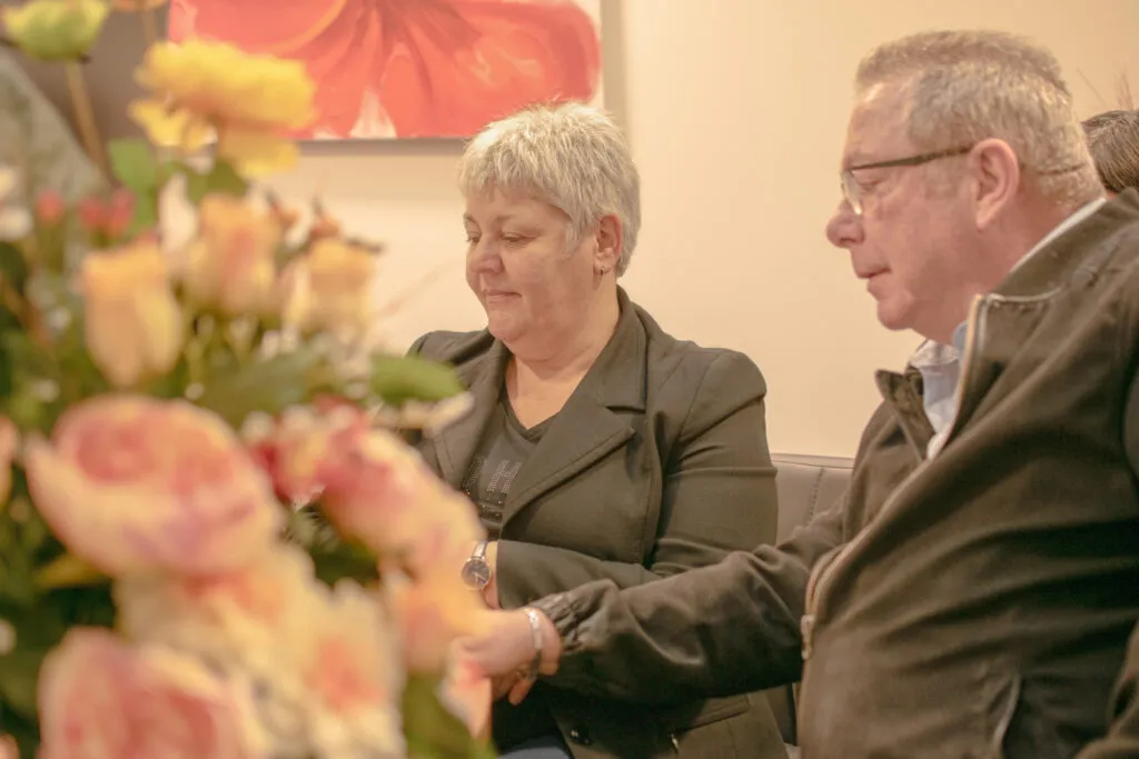 Famille en rendez-vous d'organisation d'obsèques avec des compositions florales